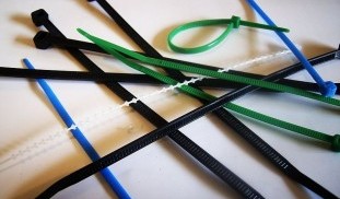 800px-Cable_ties.jpg